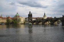 Prag und_die_Karlsbrücke_vom_Schiff_auf_der_Moldau