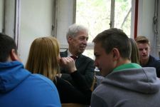 Henning Scherf im Gespräch mit Schülerinnen und Schülern
