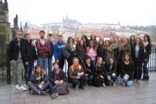 Gruppenfoto vor_der_Burgkulisse