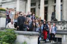 Gruppenfoto vor_der_Villa_Hügel