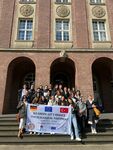 Gruppe vor dem Rathaus Herne