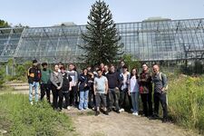 Gruppenfoto vor Gewachshaus Sultan