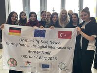 Tag1 Flughafen mit Fahne